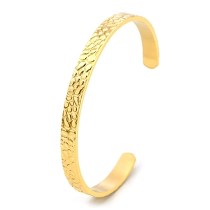 Détail du bracelet jonc doré en acier inoxydable avec finition à texture pierre martelée