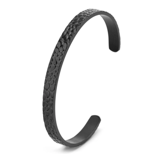 Bracelet jonc ouvert en C en acier titane noir mat avec texture de pierre martelée élégante