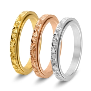 Set di tre anelli impilabili in acciaio al titanio con motivo diamantato in oro, rosa e argento
