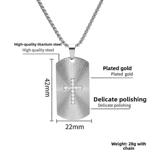 Detailansicht des Dog-Tag-Anhängers mit CZ-Kreuz und radialer Textur aus Stahl