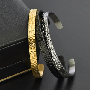 Bracelet jonc en C minimaliste en acier titane avec texture de pierre en doré et noir chic