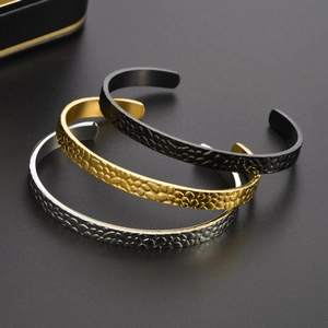 Set de bracelets ouverts en acier titane en forme de C avec texture martelée, noir, or et argent