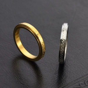 Gros plan détaillé de bagues rotatives en or 18 carats et argent avec motif à damier