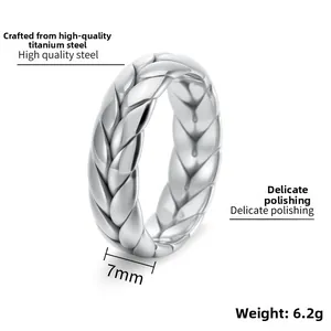 Détail d'une bague tressée de 7mm en acier inoxydable avec polissage et poids de 6,2g