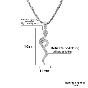 Dettaglio del ciondolo a serpente argento con trama a scaglie e misure 43mm x 11mm