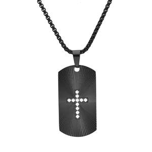 Herren-Halskette mit schwarzem Dogtag-Anhänger und Kreuz auf weißem Hintergrund
