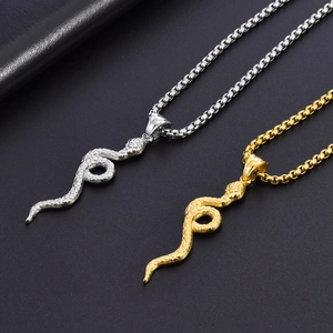 Collana con pendente a serpente in oro e argento con scaglie e catena a scatola