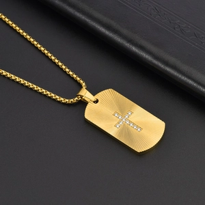 Detailaufnahme des goldenen Militär-Anhängers mit Kristallkreuz und Sonnenstrahl-Muster