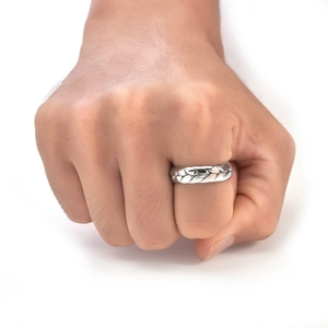 Détail de la bague tressée en acier inoxydable argenté pour homme au style rétro