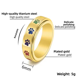 Dettaglio anello rotante dorato da 6 mm con impronte di gatto colorate in titanio