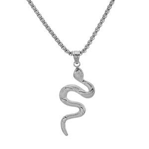 Dettaglio del ciondolo a serpente d'argento con trama realistica delle squame e finitura