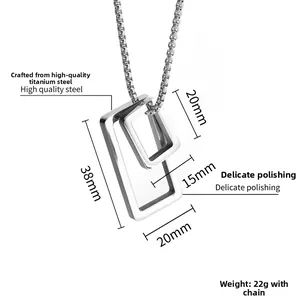Vue détaillée du collier avec pendentif rectangulaire imbriqué en acier titane