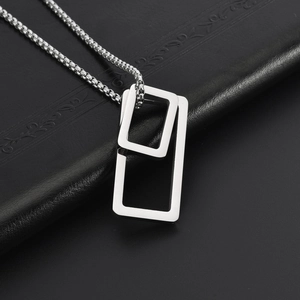 Collier en acier titane avec pendentifs rectangulaires sur fond de cuir noir