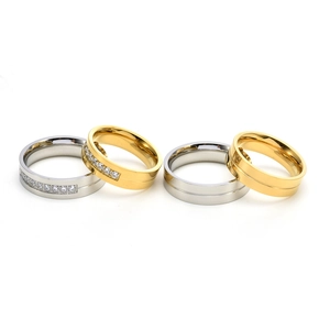 Detailansicht von Titanstahlringen in Gold und Silber mit edlem Zirkonia Diamantbesatz