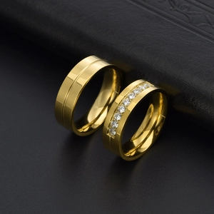 Nahaufnahme von vergoldeten Titanstahl-Ringen für Paare mit Zirkonia-Inlay-Details