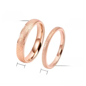 Détail des bagues en titane or rose 2mm et 4mm avec finition mate et intérieur poli miroir