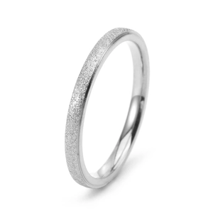 Bague fine en acier argenté avec texture sablée et surface intérieure polie brillante