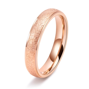 Vue détaillée de la bague en or rose 18K avec centre mat sablé et bordures polies miroir