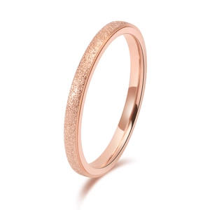 Bague minimaliste en acier titane plaqué or rose 18K avec surface mate et intérieur poli