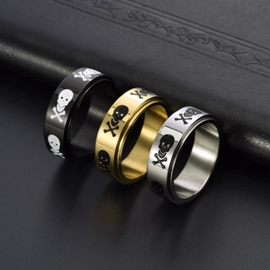 Macro di anelli rotanti in acciaio inossidabile con teschi in nero, oro e argento