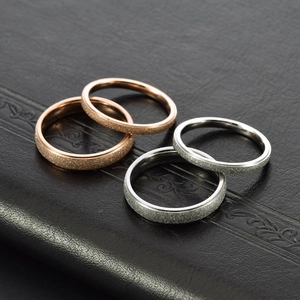 Bagues mates en acier inoxydable or rose 18 carats et argent pour couples élégants