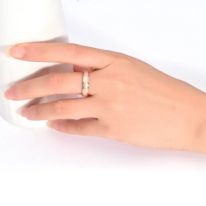 Bague minimaliste plaquée or rose 18K avec finition dépolie portée au doigt
