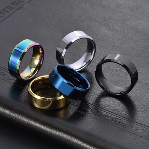 Détails macro de bagues en acier de tungstène multicolores avec doubles bords biseautés polis
