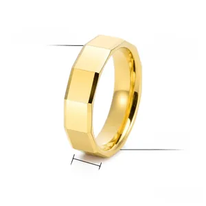 Détail de la bague en tungstène facettée de 6mm avec placage d'or et design poli