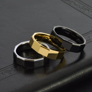 Détails de bagues facettées en acier au tungstène or, argent et noir sur cuir
