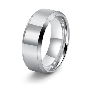 Détail du bord biseauté et de la surface polie d'une bague large en tungstène