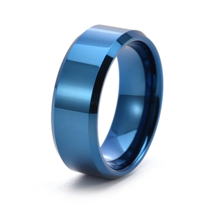 Vue macro d'une bague en acier tungstène bleu foncé avec double biseau et finition polie