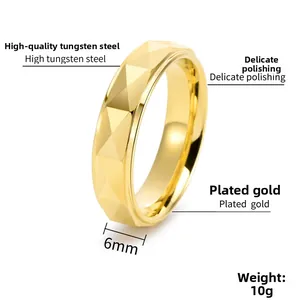 Détail de la bague en tungstène doré 6mm avec placage sous vide et fini poli