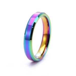 Détail macro de la bague en tungstène dégradé arc-en-ciel avec bords biseautés
