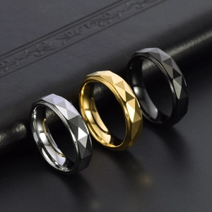 Vue détaillée des bagues en tungstène argent or et noir avec surface à facettes losanges