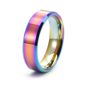 Gros plan détaillé d'une bague en tungstène arc-en-ciel avec bords biseautés polis