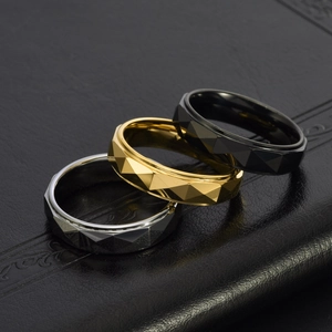 Bagues en tungstène à facettes losanges en or, argent et noir sur fond de cuir