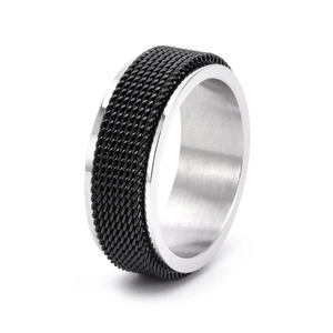 Detail eines drehbaren Edelstahlrings mit einer Einlage aus schwarzem Netzgewebe für Herren