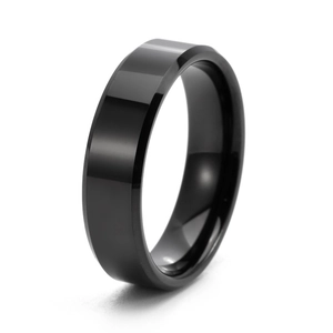 Détail macro d'une bague en tungstène noir avec doubles bords biseautés et fini poli miroir