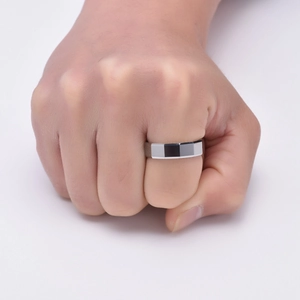 Gros plan sur bague en tungstène argenté avec facettes géométriques pour homme