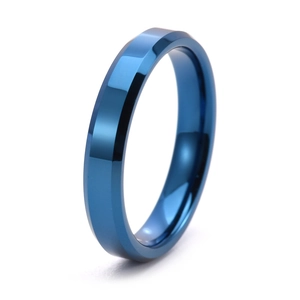 Gros plan sur une bague en acier tungstène à bords biseautés et finition bleu poli