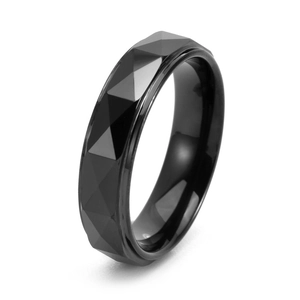Détail de la coupe géométrique à facettes sur une bague en tungstène noir poli