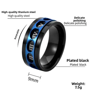 Détail macro de la bague rotative bleue de 9mm avec chiffres romains et acier noir