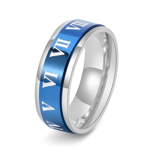 Bague rotative en acier avec chiffres romains et finition bleue et argentée sur fond blanc