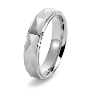 Bague en tungstène argent poli avec motif pyramide à facettes géométriques pour hommes