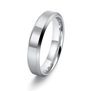 Vue macro de la bague en tungstène poli avec bords biseautés et finition brillante