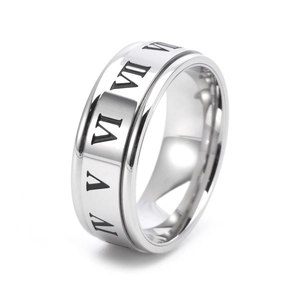 Vue macro d'une bague rotative en titane argenté avec chiffres romains noirs gravés