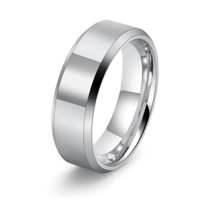 Bague en tungstène argent poli avec bords biseautés modernes et finition métallique