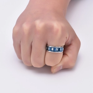 Vue détaillée de la bande bleue rotative avec chiffres romains sur une bague en titane