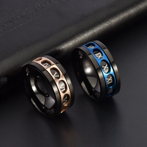 Bagues homme avec chiffres romains ajourés en bleu et or rose sur cuir noir