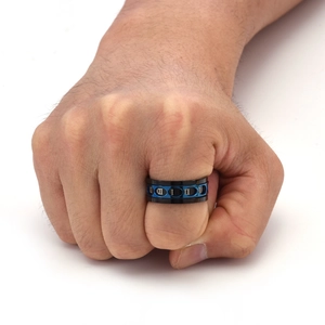 Détail d'une bague rotative pour homme en acier inoxydable avec chiffres romains bleus